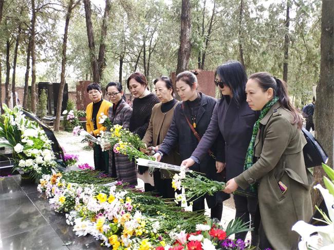 孔紫主席一行献上花束,深深三鞠躬