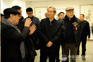 画家刘赦陪同全国政协副主席马飚、中国美协主席刘大为、中国国家画院名誉院长龙瑞参观展览