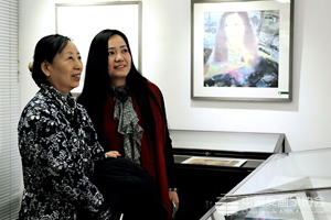 褚晓莉陪同孔紫老师参观展览